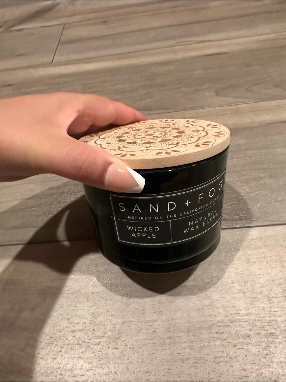 Scented Three-Wick Candle with Decorative Wooden Lid - Black sand + fog 🌫️